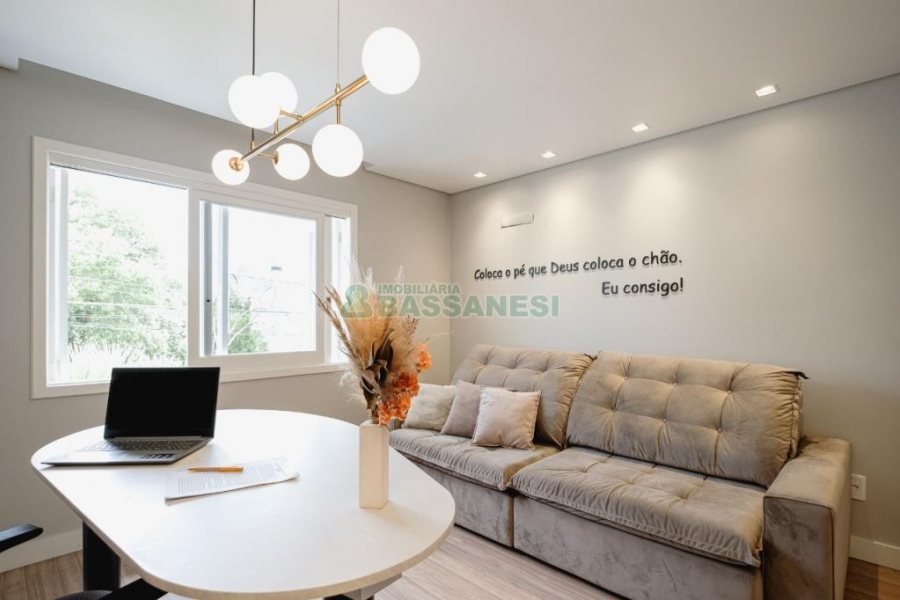 Casa com 175m², 3 dormitórios, 2 vagas, no bairro Nossa Senhora da Saúde em Caxias do Sul para Comprar