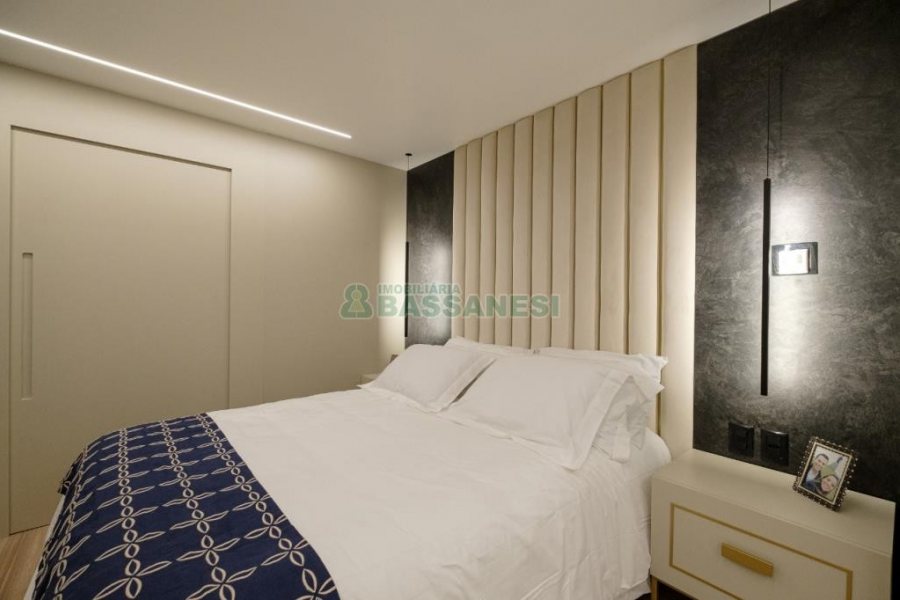 Casa com 175m², 3 dormitórios, 2 vagas, no bairro Nossa Senhora da Saúde em Caxias do Sul para Comprar