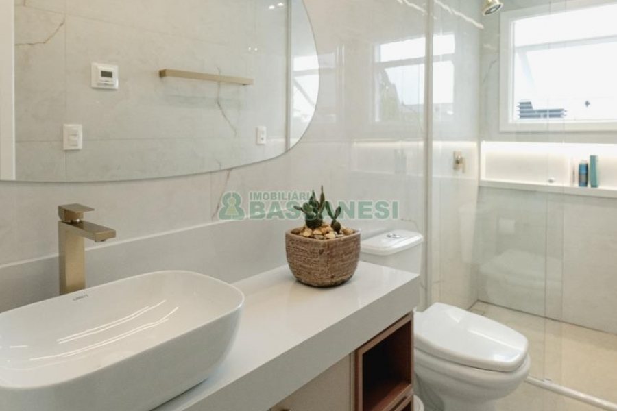 Casa com 175m², 3 dormitórios, 2 vagas, no bairro Nossa Senhora da Saúde em Caxias do Sul para Comprar