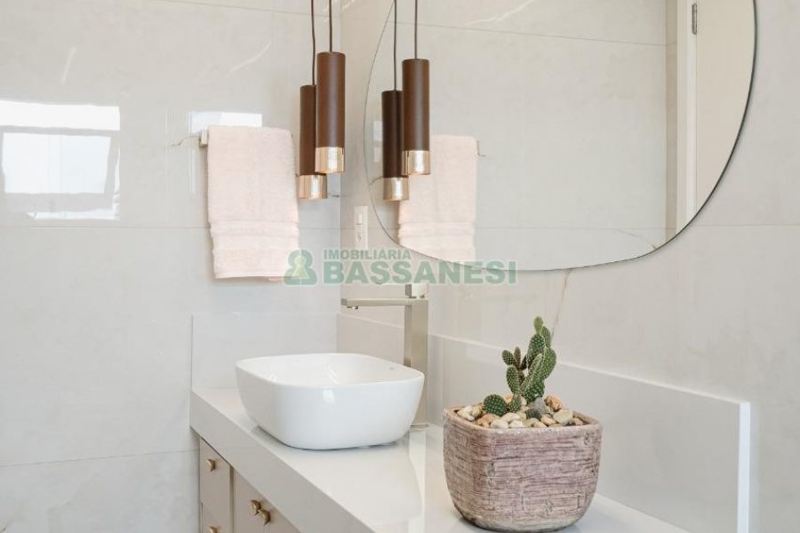 Casa com 175m², 3 dormitórios, 2 vagas, no bairro Nossa Senhora da Saúde em Caxias do Sul para Comprar