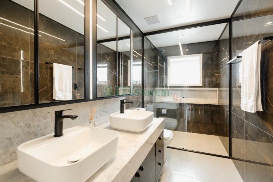 Casa com 175m², 3 dormitórios, 2 vagas, no bairro Nossa Senhora da Saúde em Caxias do Sul para Comprar