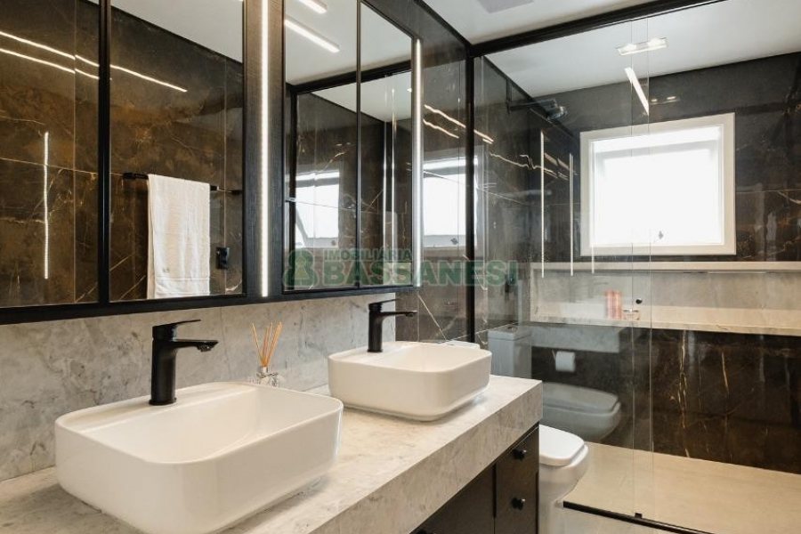 Casa com 175m², 3 dormitórios, 2 vagas, no bairro Nossa Senhora da Saúde em Caxias do Sul para Comprar