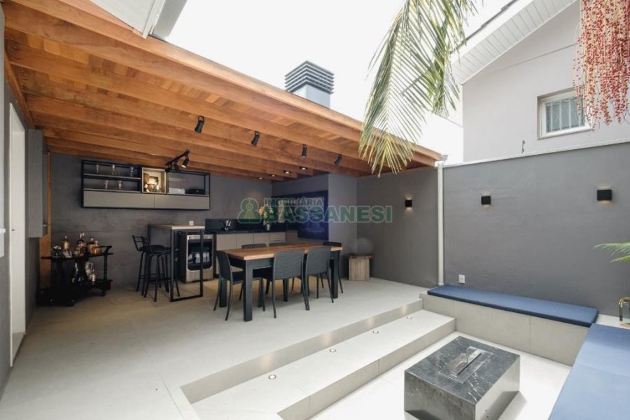 Casa com 175m², 3 dormitórios, 2 vagas, no bairro Nossa Senhora da Saúde em Caxias do Sul para Comprar