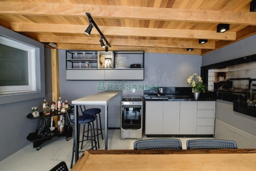 Casa com 175m², 3 dormitórios, 2 vagas, no bairro Nossa Senhora da Saúde em Caxias do Sul para Comprar