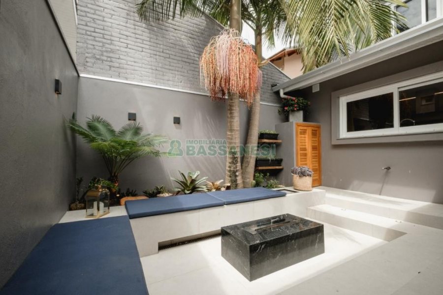 Casa com 175m², 3 dormitórios, 2 vagas, no bairro Nossa Senhora da Saúde em Caxias do Sul para Comprar