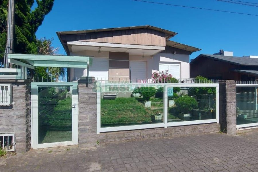 Casa com 90m², 1 dormitório, 4 vagas, no bairro Nossa Senhora do Rosário em Caxias do Sul para Alugar
