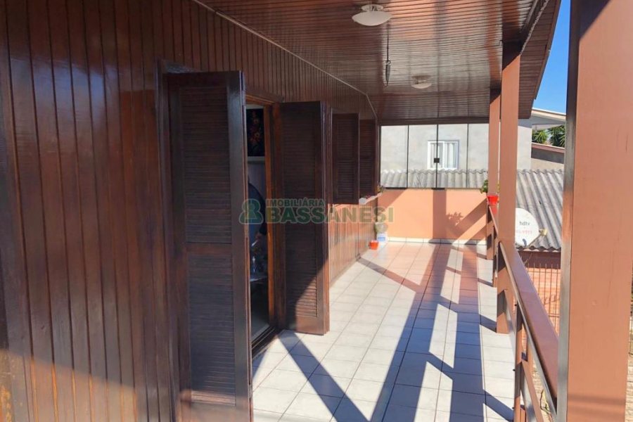 Casa com 110m², 4 dormitórios, no bairro Santa Corona em Caxias do Sul para Comprar