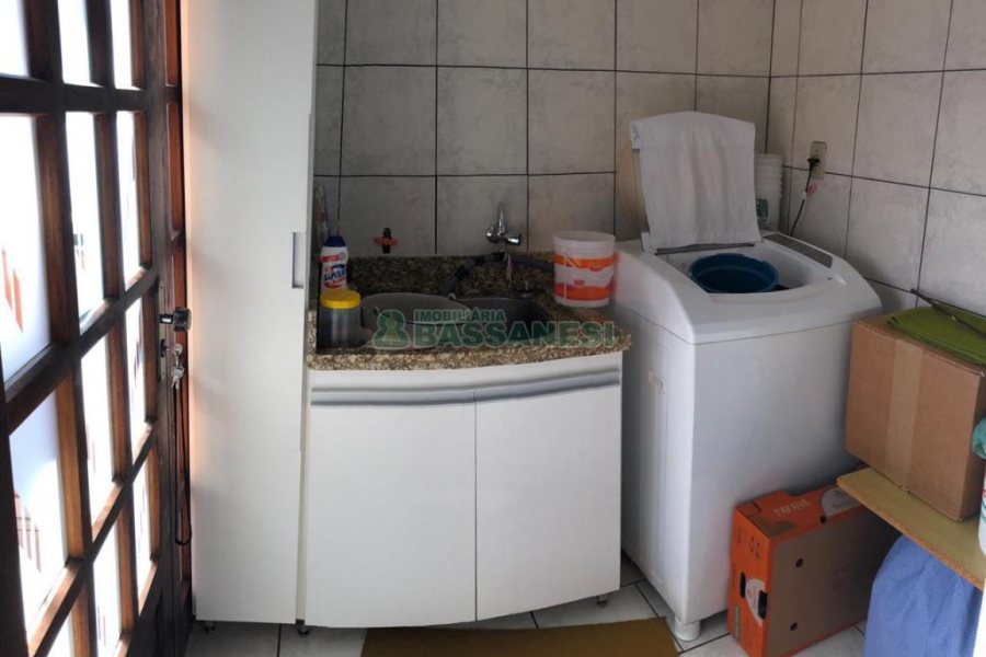 Casa com 110m², 4 dormitórios, no bairro Santa Corona em Caxias do Sul para Comprar