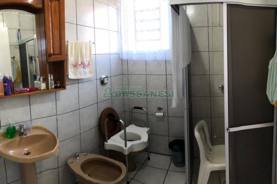 Casa com 110m², 4 dormitórios, no bairro Santa Corona em Caxias do Sul para Comprar