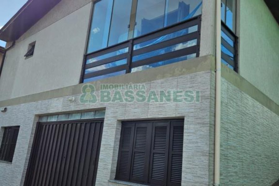 Casa com 297m², 4 dormitórios, 2 vagas, no bairro Rio Branco em Caxias do Sul para Comprar
