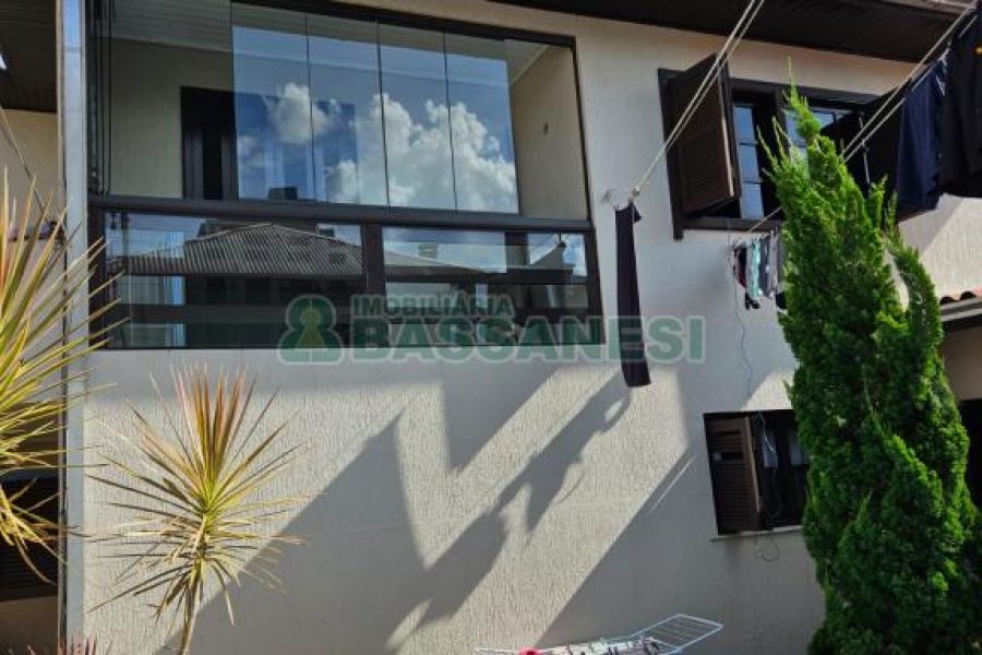 Casa com 297m², 4 dormitórios, 2 vagas, no bairro Rio Branco em Caxias do Sul para Comprar