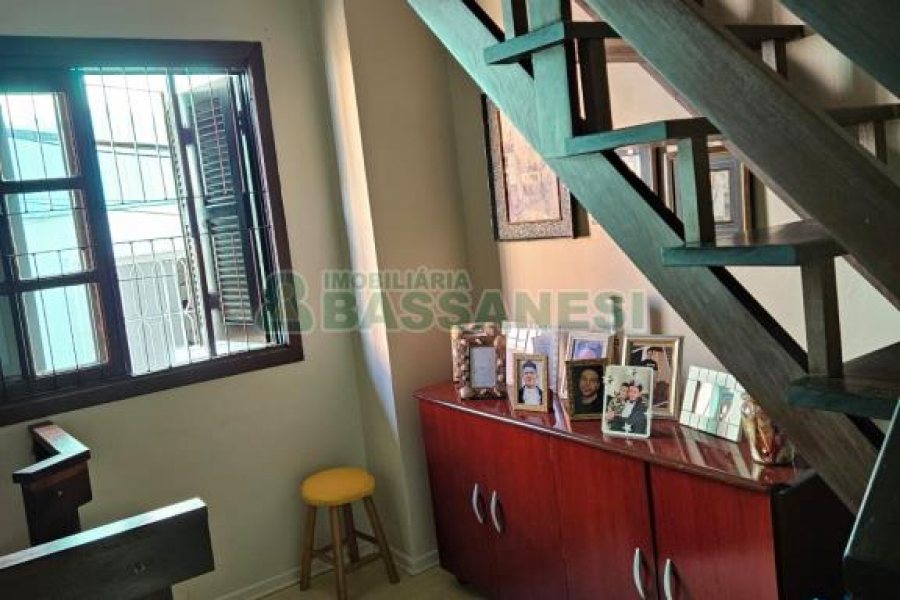 Casa com 297m², 4 dormitórios, 2 vagas, no bairro Rio Branco em Caxias do Sul para Comprar