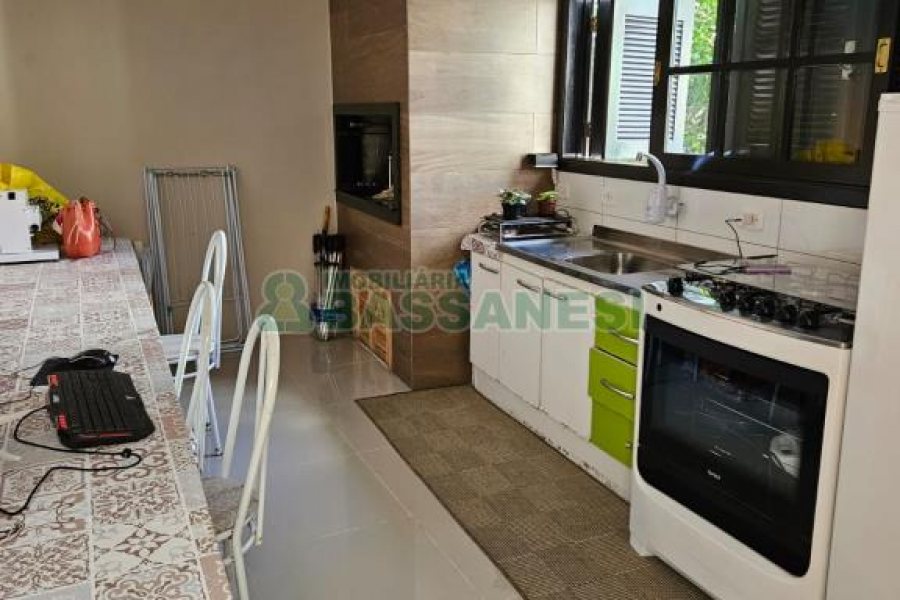 Casa com 297m², 4 dormitórios, 2 vagas, no bairro Rio Branco em Caxias do Sul para Comprar