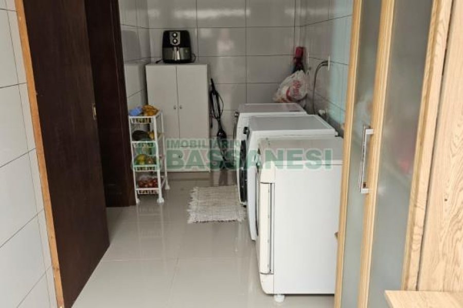 Casa com 297m², 4 dormitórios, 2 vagas, no bairro Rio Branco em Caxias do Sul para Comprar