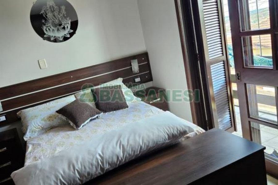 Casa com 297m², 4 dormitórios, 2 vagas, no bairro Rio Branco em Caxias do Sul para Comprar