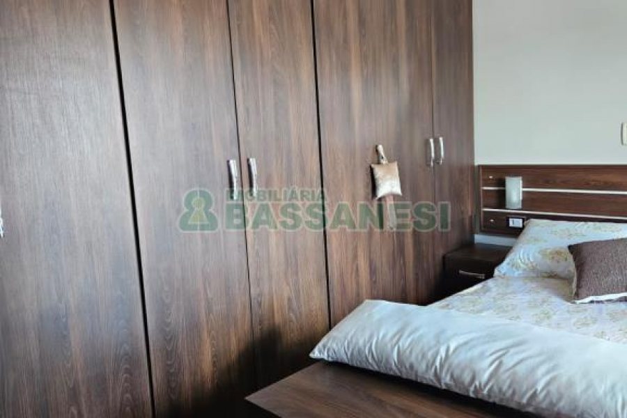 Casa com 297m², 4 dormitórios, 2 vagas, no bairro Rio Branco em Caxias do Sul para Comprar