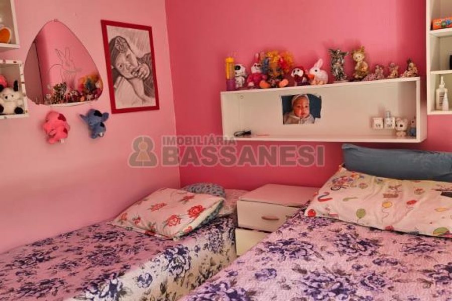 Casa com 297m², 4 dormitórios, 2 vagas, no bairro Rio Branco em Caxias do Sul para Comprar