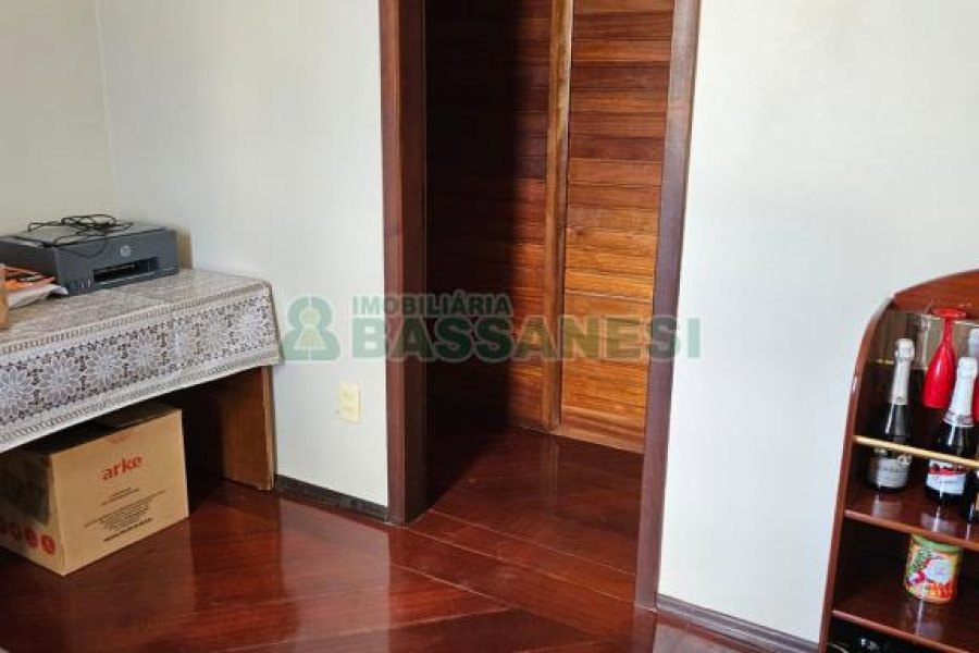 Casa com 297m², 4 dormitórios, 2 vagas, no bairro Rio Branco em Caxias do Sul para Comprar
