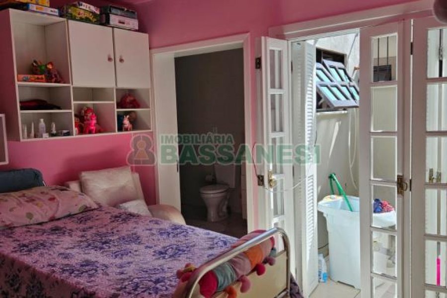 Casa com 297m², 4 dormitórios, 2 vagas, no bairro Rio Branco em Caxias do Sul para Comprar