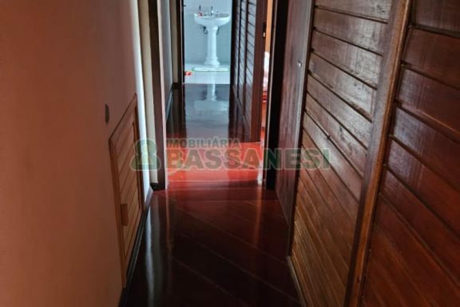 Casa com 297m², 4 dormitórios, 2 vagas, no bairro Rio Branco em Caxias do Sul para Comprar