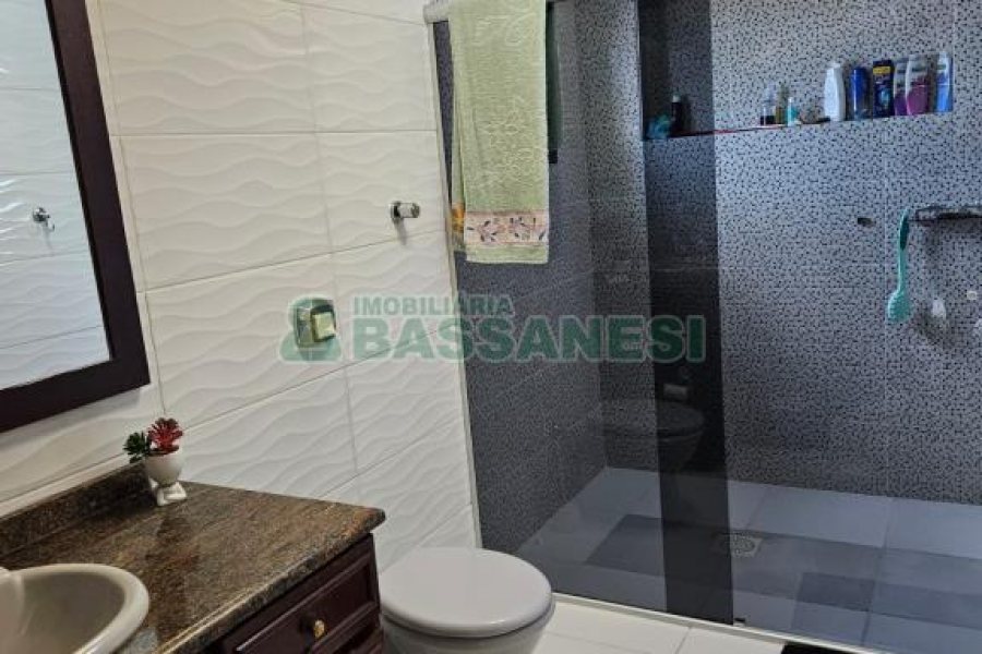 Casa com 297m², 4 dormitórios, 2 vagas, no bairro Rio Branco em Caxias do Sul para Comprar