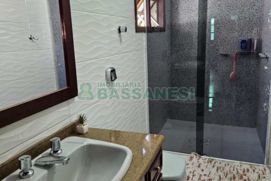 Casa com 297m², 4 dormitórios, 2 vagas, no bairro Rio Branco em Caxias do Sul para Comprar