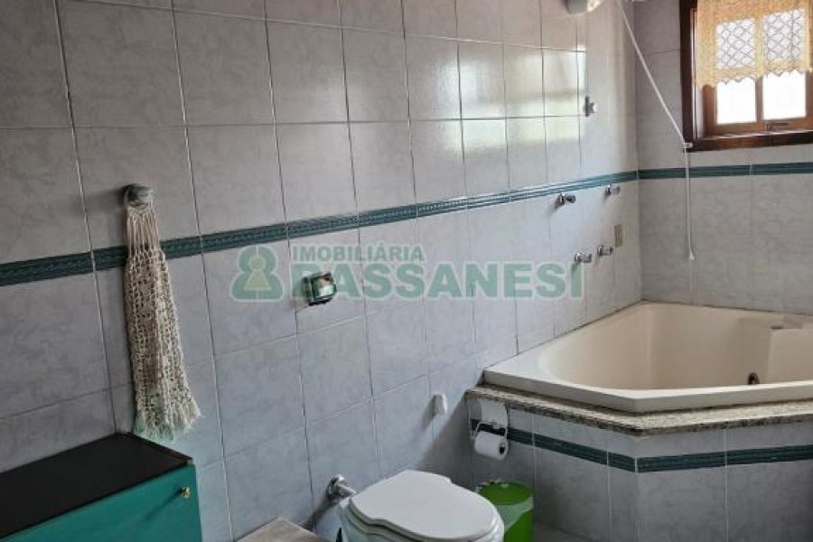 Casa com 297m², 4 dormitórios, 2 vagas, no bairro Rio Branco em Caxias do Sul para Comprar