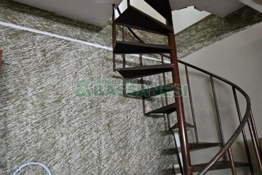 Casa com 297m², 4 dormitórios, 2 vagas, no bairro Rio Branco em Caxias do Sul para Comprar