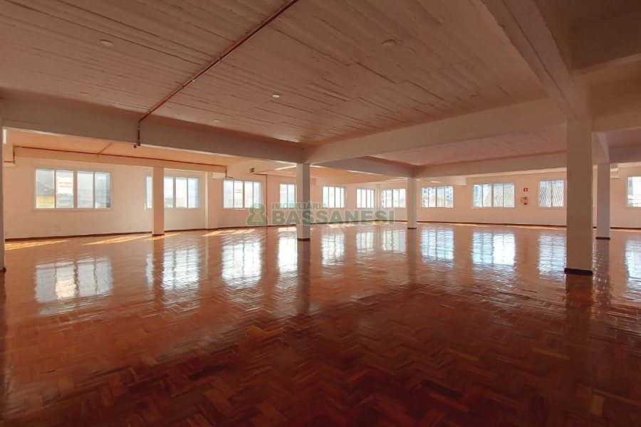 Sala com 600m², no bairro Centro em Caxias do Sul para Alugar