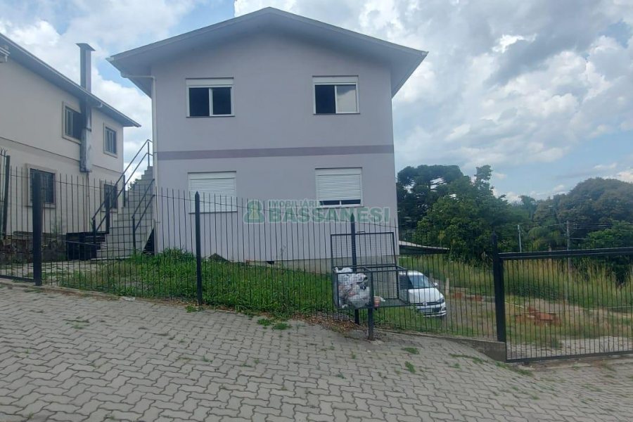 Casa com 70m², 3 dormitórios, 1 vaga, no bairro São Caetano em Caxias do Sul para Alugar