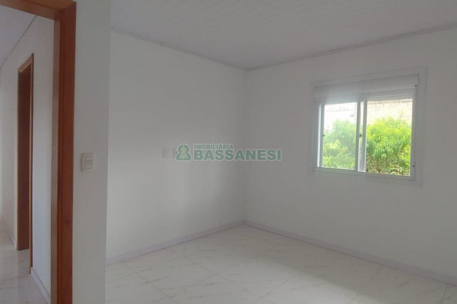 Casa com 70m², 3 dormitórios, 1 vaga, no bairro São Caetano em Caxias do Sul para Alugar