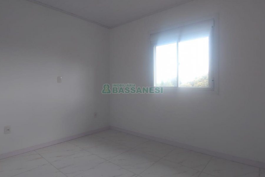 Casa com 70m², 3 dormitórios, 1 vaga, no bairro São Caetano em Caxias do Sul para Alugar