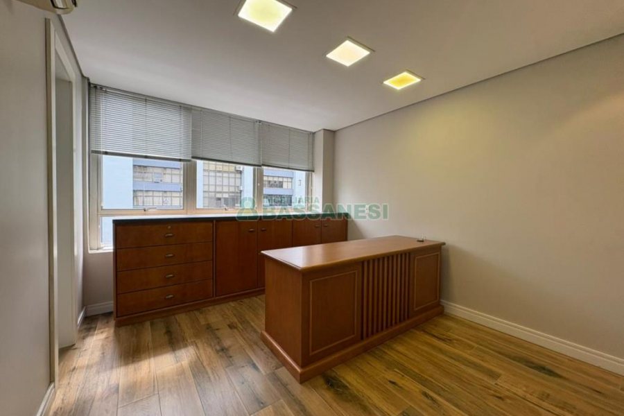 Sala com 140m², no bairro Centro em Caxias do Sul para Alugar