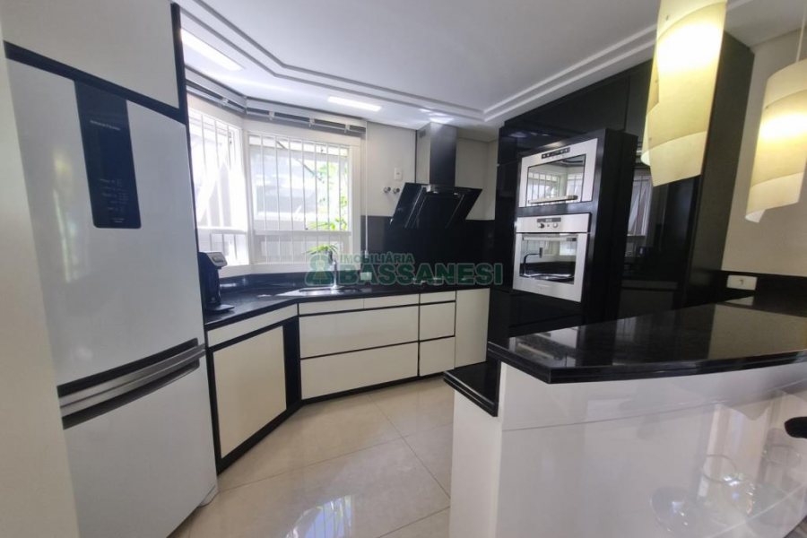 Casa com 393m², 3 dormitórios, 4 vagas, no bairro Cinqüentenário em Caxias do Sul para Alugar ou Comprar