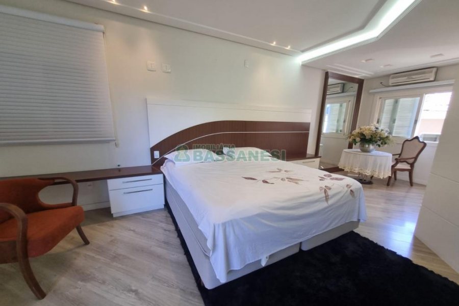 Casa com 393m², 3 dormitórios, 4 vagas, no bairro Cinqüentenário em Caxias do Sul para Alugar ou Comprar