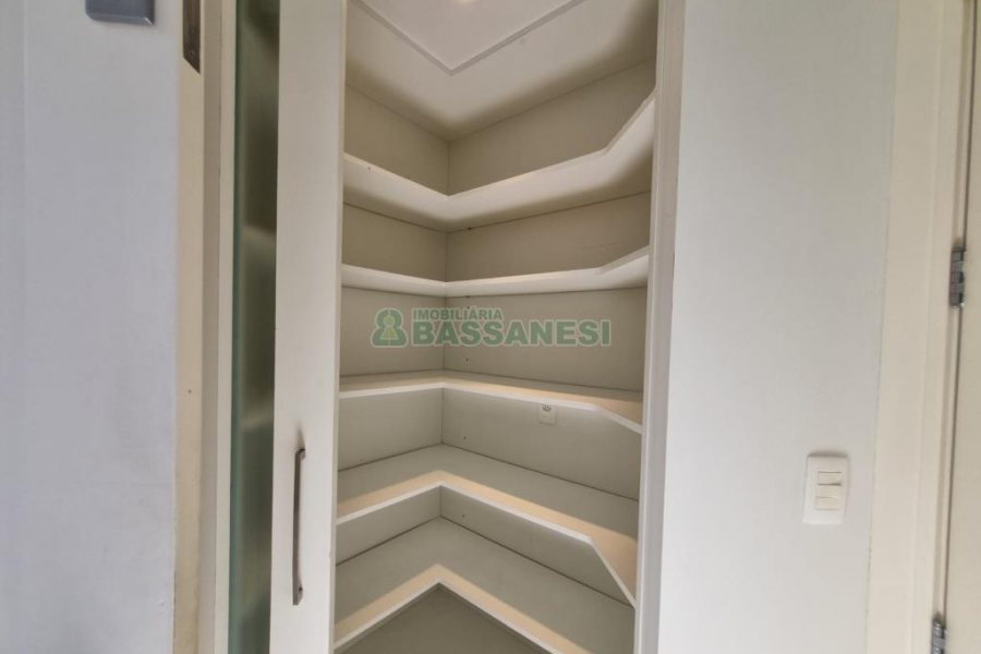 Casa com 393m², 3 dormitórios, 4 vagas, no bairro Cinqüentenário em Caxias do Sul para Alugar ou Comprar