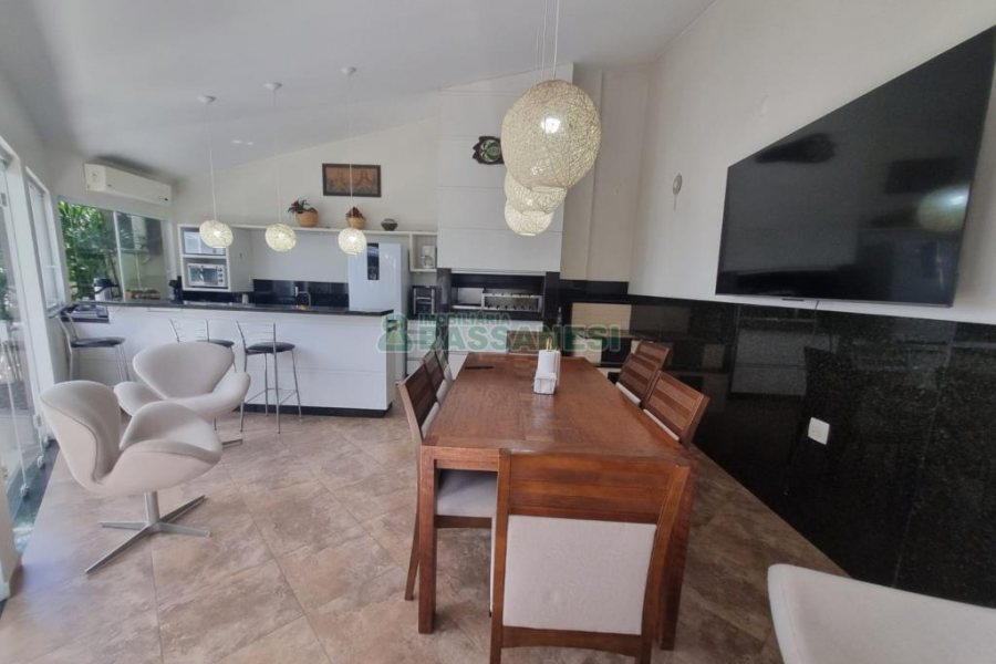 Casa com 393m², 3 dormitórios, 4 vagas, no bairro Cinqüentenário em Caxias do Sul para Alugar ou Comprar