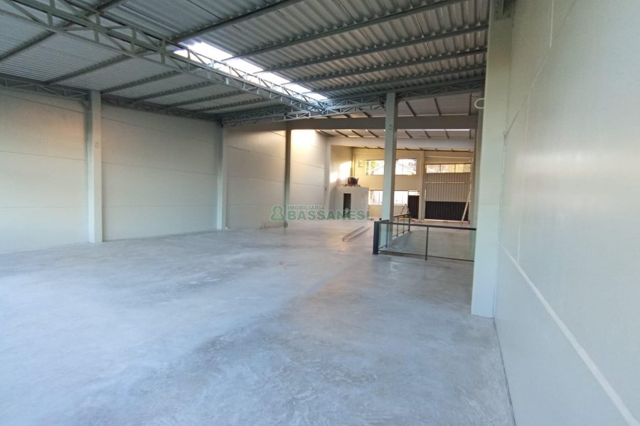 Pavilhão com 330m², no bairro Tijuca em Caxias do Sul para Alugar