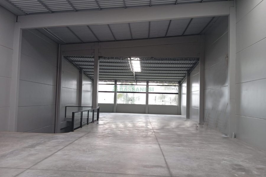 Pavilhão com 330m², no bairro Tijuca em Caxias do Sul para Alugar