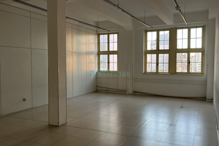 Sala com 480m², no bairro Centro em Caxias do Sul para Alugar