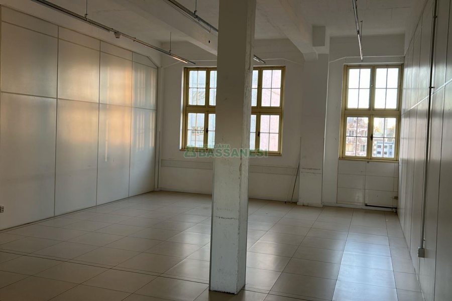 Sala com 480m², no bairro Centro em Caxias do Sul para Alugar