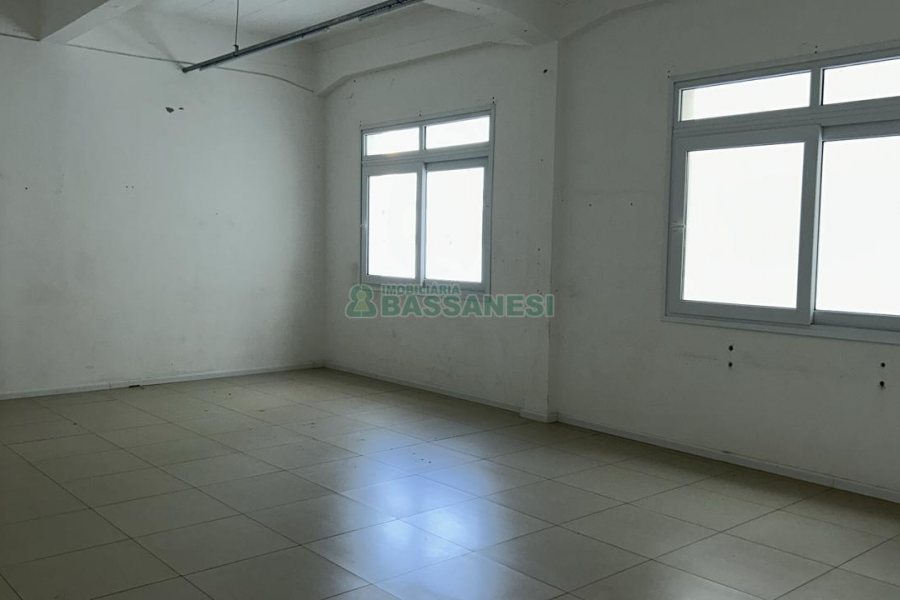 Sala com 480m², no bairro Centro em Caxias do Sul para Alugar