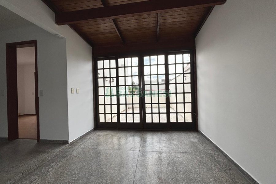 Apto Mobiliado com 220m², 3 dormitórios, 2 vagas, no bairro Medianeira em Caxias do Sul para Alugar