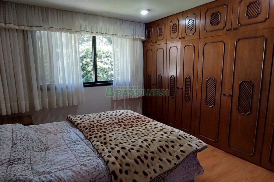 Casa com 400m², 4 dormitórios, 2 vagas, no bairro Petrópolis em Caxias do Sul para Alugar