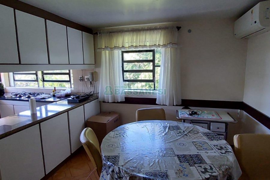Casa com 400m², 4 dormitórios, 2 vagas, no bairro Petrópolis em Caxias do Sul para Alugar