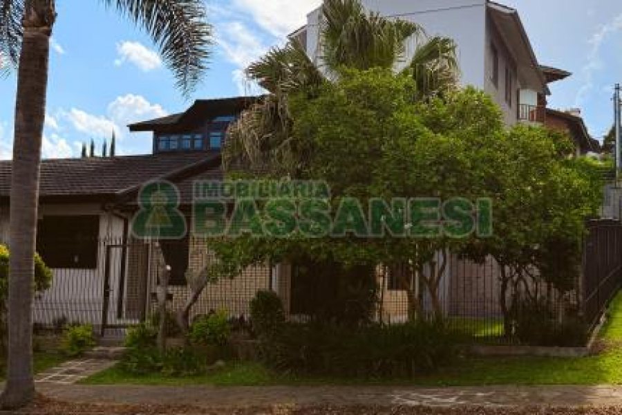 Casa com 215m², 3 dormitórios, 4 vagas, no bairro Santa Lúcia em Caxias do Sul para Comprar