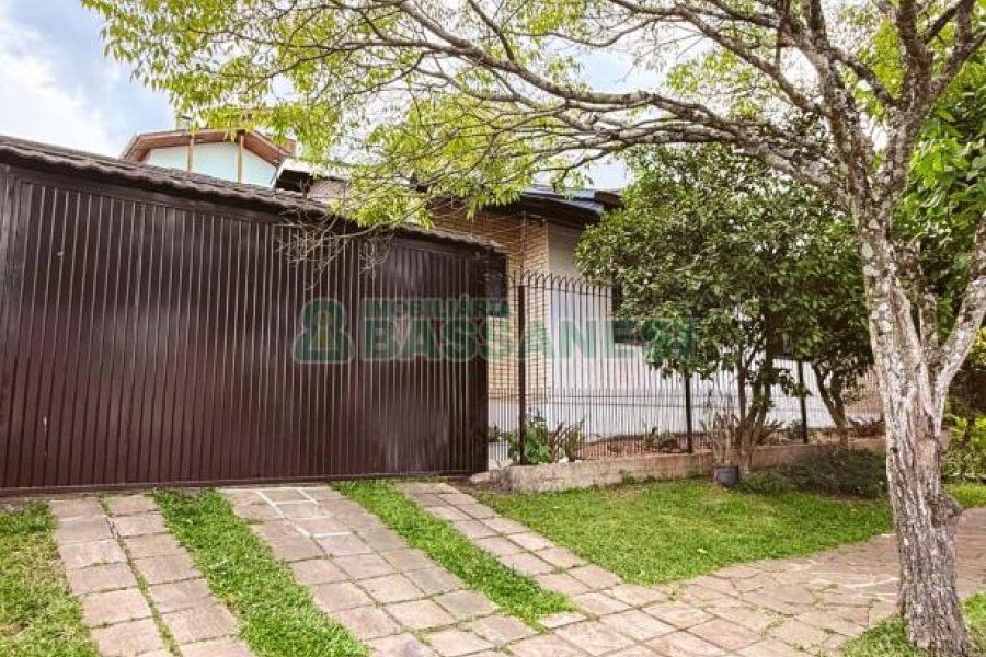 Casa com 215m², 3 dormitórios, 4 vagas, no bairro Santa Lúcia em Caxias do Sul para Comprar