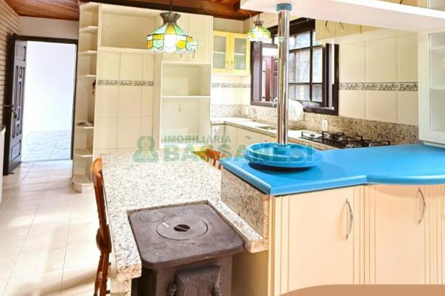 Casa com 215m², 3 dormitórios, 4 vagas, no bairro Santa Lúcia em Caxias do Sul para Comprar