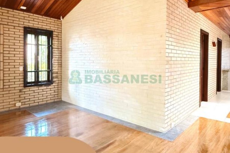 Casa com 215m², 3 dormitórios, 4 vagas, no bairro Santa Lúcia em Caxias do Sul para Comprar
