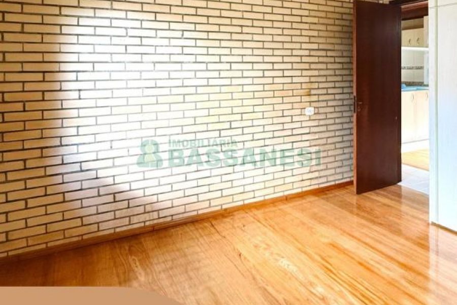 Casa com 215m², 3 dormitórios, 4 vagas, no bairro Santa Lúcia em Caxias do Sul para Comprar